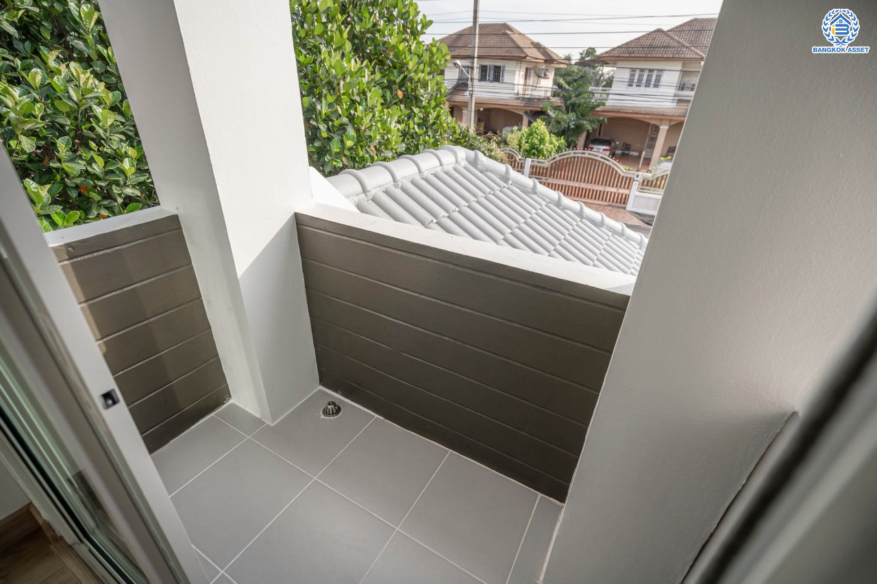 บ้านมือสองตกแต่งใหม่ โครงการ เศรณีลากูน วัดลาดปลาดุก หลังมุม ตอบโจทย์ทุกการใช้ชีวิต เนื้อที่ 59.9 ตร.ว. ฟังก์ชัน 3 ห้องนอน 3 ห้องน้ำ ทำเลเดินทางง่าย สะดวกสบายใกล้รถไฟฟ้าสายสีม่วง "สถานีคลองบางไผ่" ทางด่วน "กาญจนาภิเษก" และห้างสรรพสินค้าเซ็นทรัลเวสต์เกต